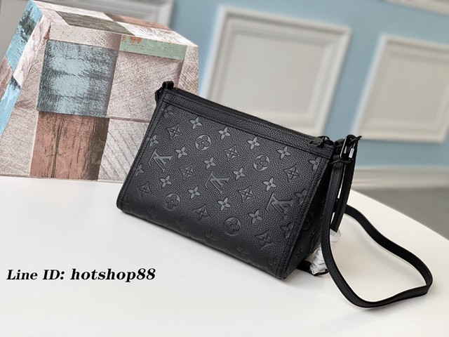 路易威登LV男包 M54330黑色 三角包 LV菱形手袋 壓紋Monogram Empreinte牛皮 LV男士單肩斜挎包 xxlv1639